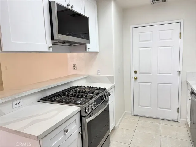 $4,100 | 18319 Hart Street, Unit 3, Reseda, CA 91335