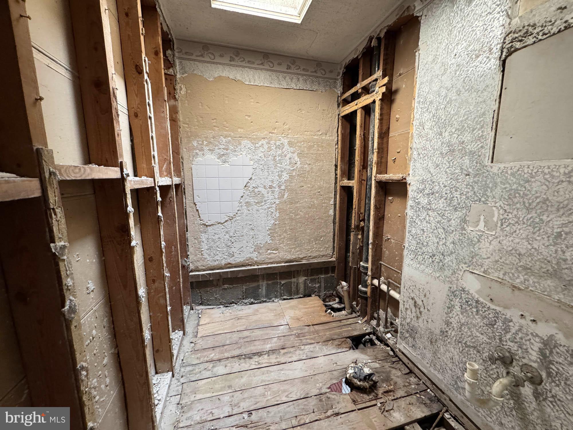 3835 8th Street Baltimore, MD 21225 - Photo 7 of 11 a bathroom with a bathtub