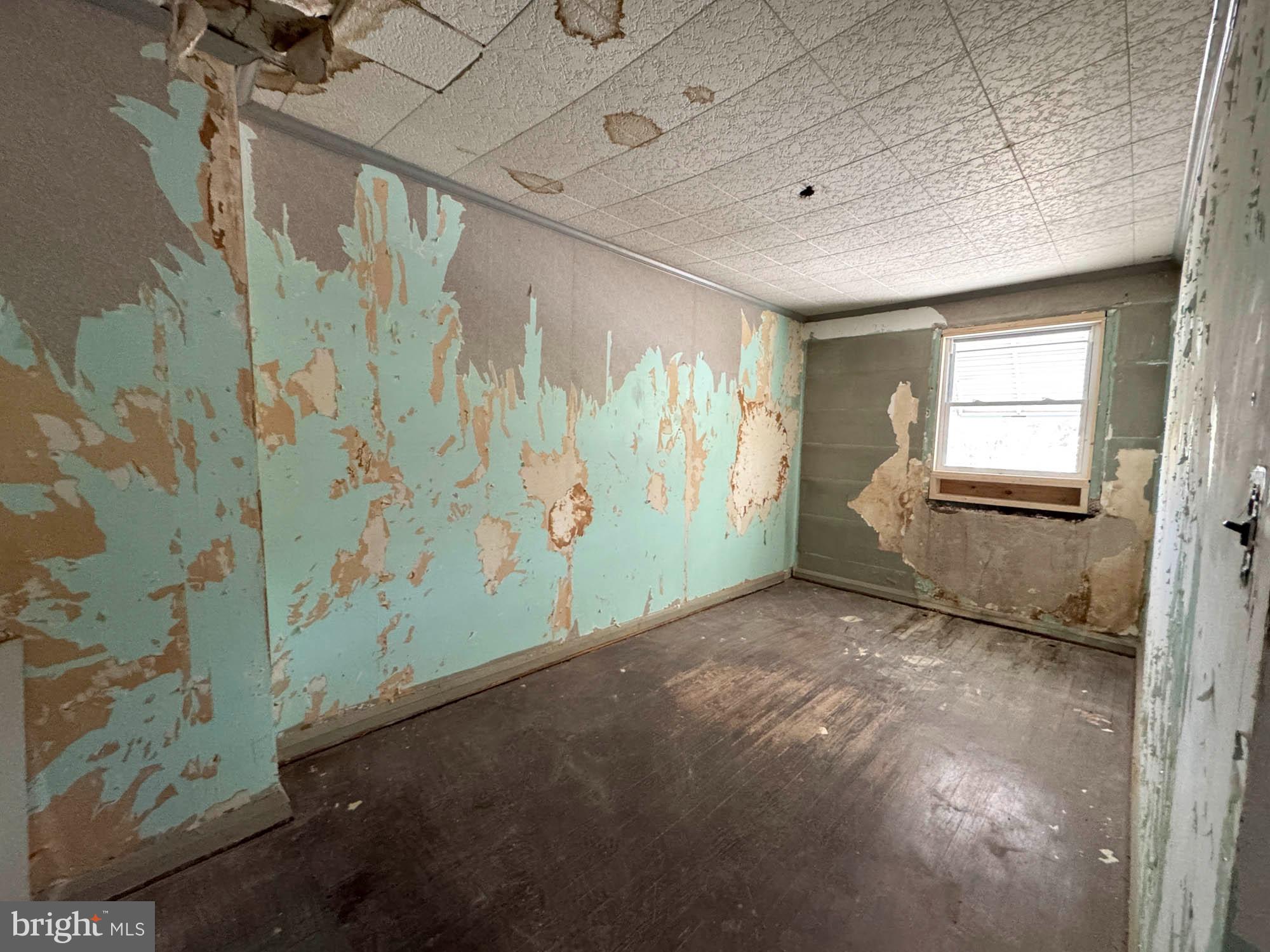 3835 8th Street Baltimore, MD 21225 - Photo 9 of 11 a view of entryway with window