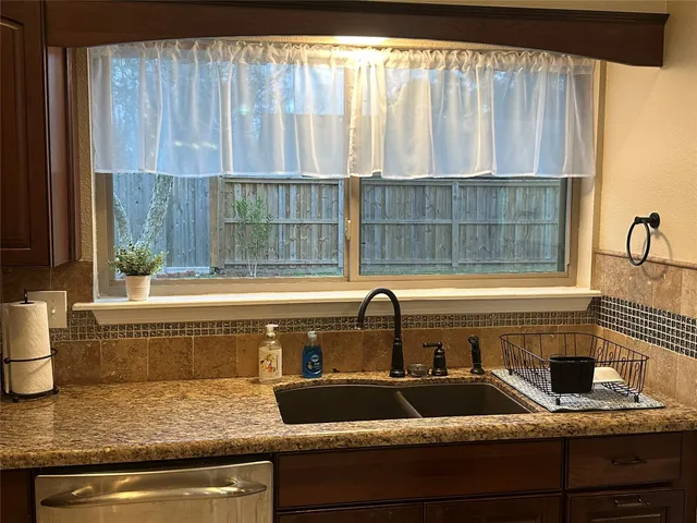 $2,300 | 1116 North Heron Drive, Seabrook, TX 77586