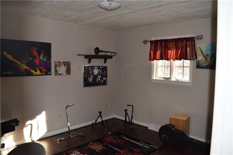 439 Fox Road Pittsburgh, PA 15239 - Photo 10 of 25