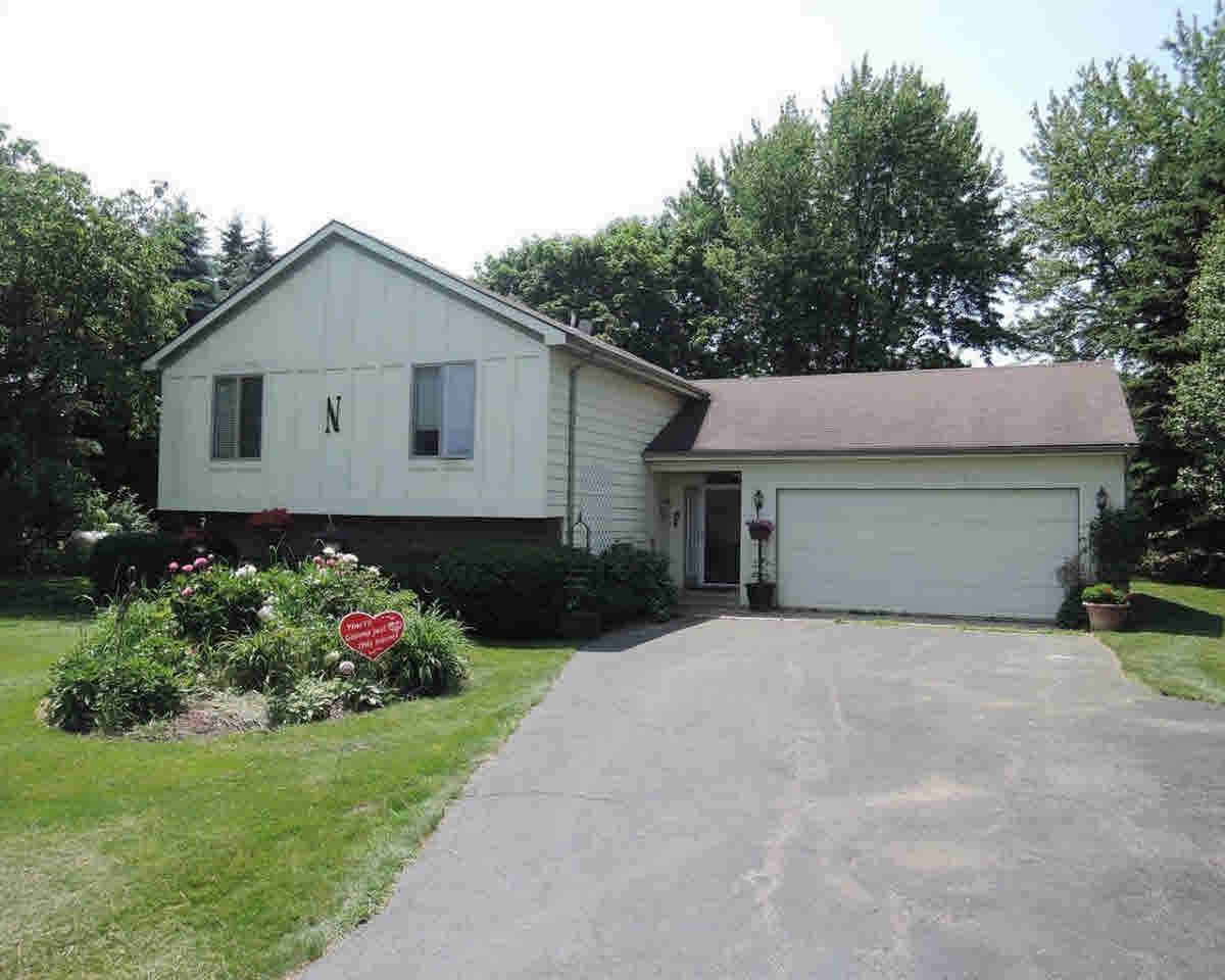 18374 Hickory Ridge Road Fenton, MI 48430 - Photo 2 of 22 21288261-1.JPG