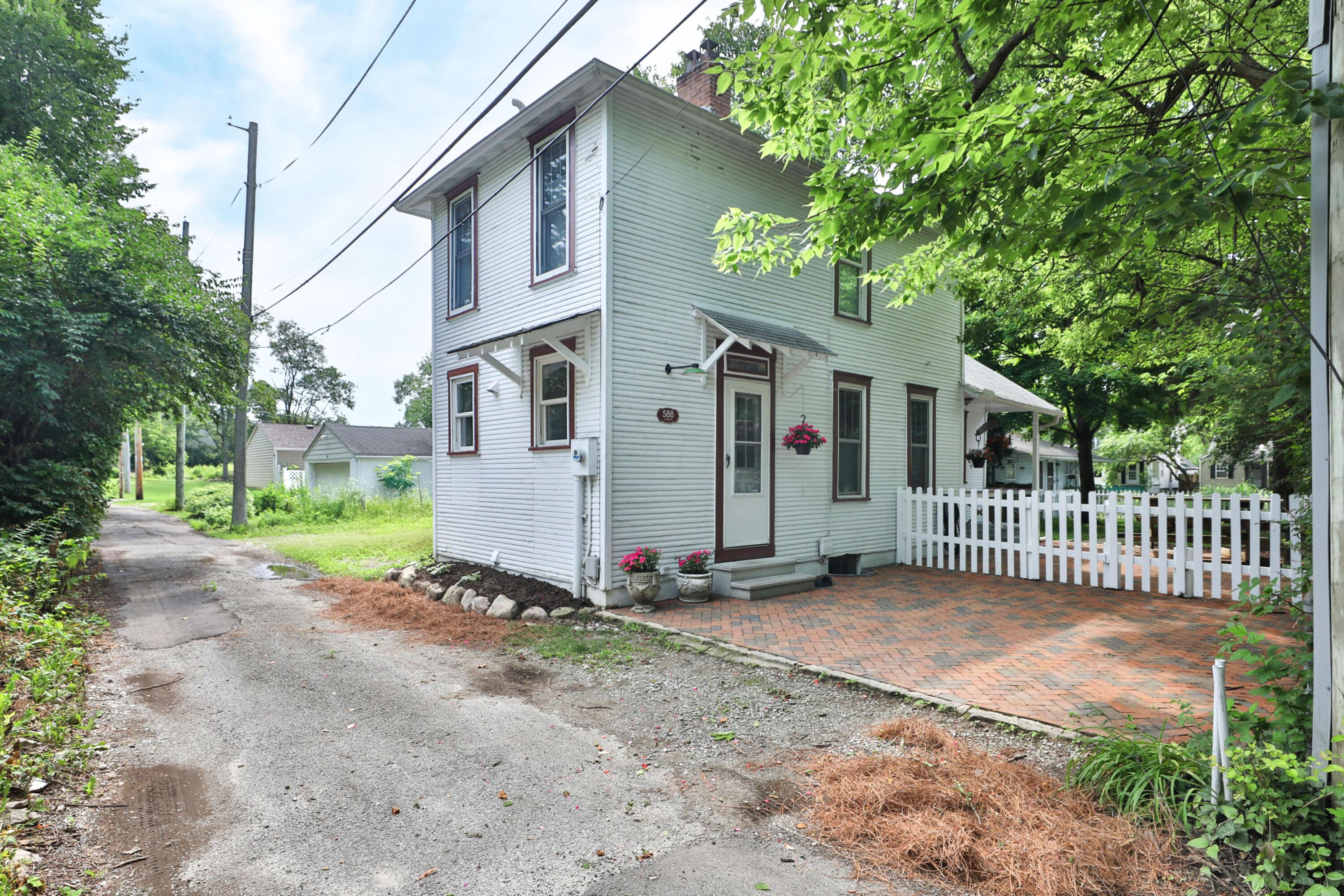 588 Midgard Road Columbus, OH 43202 - Photo 5 of 40 588-MidgardRd-41