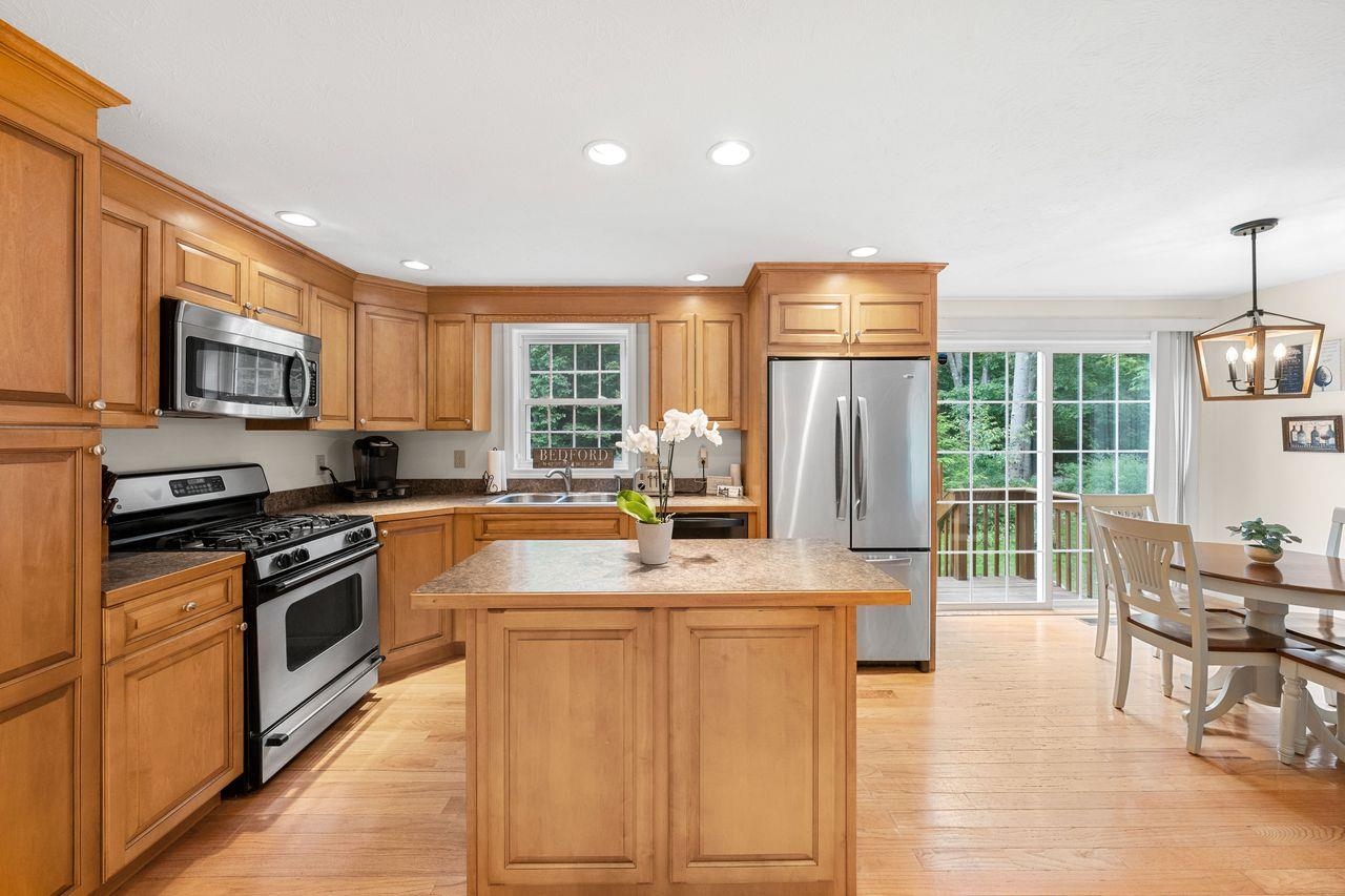 284 Pulpit Road Bedford, NH 03110 - Photo 6 of 40