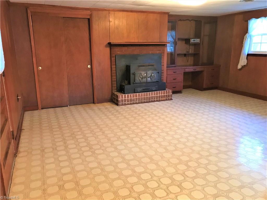 141 Setliff Road Reidsville, NC 27320 - Photo 15 of 20 Den with built in desk