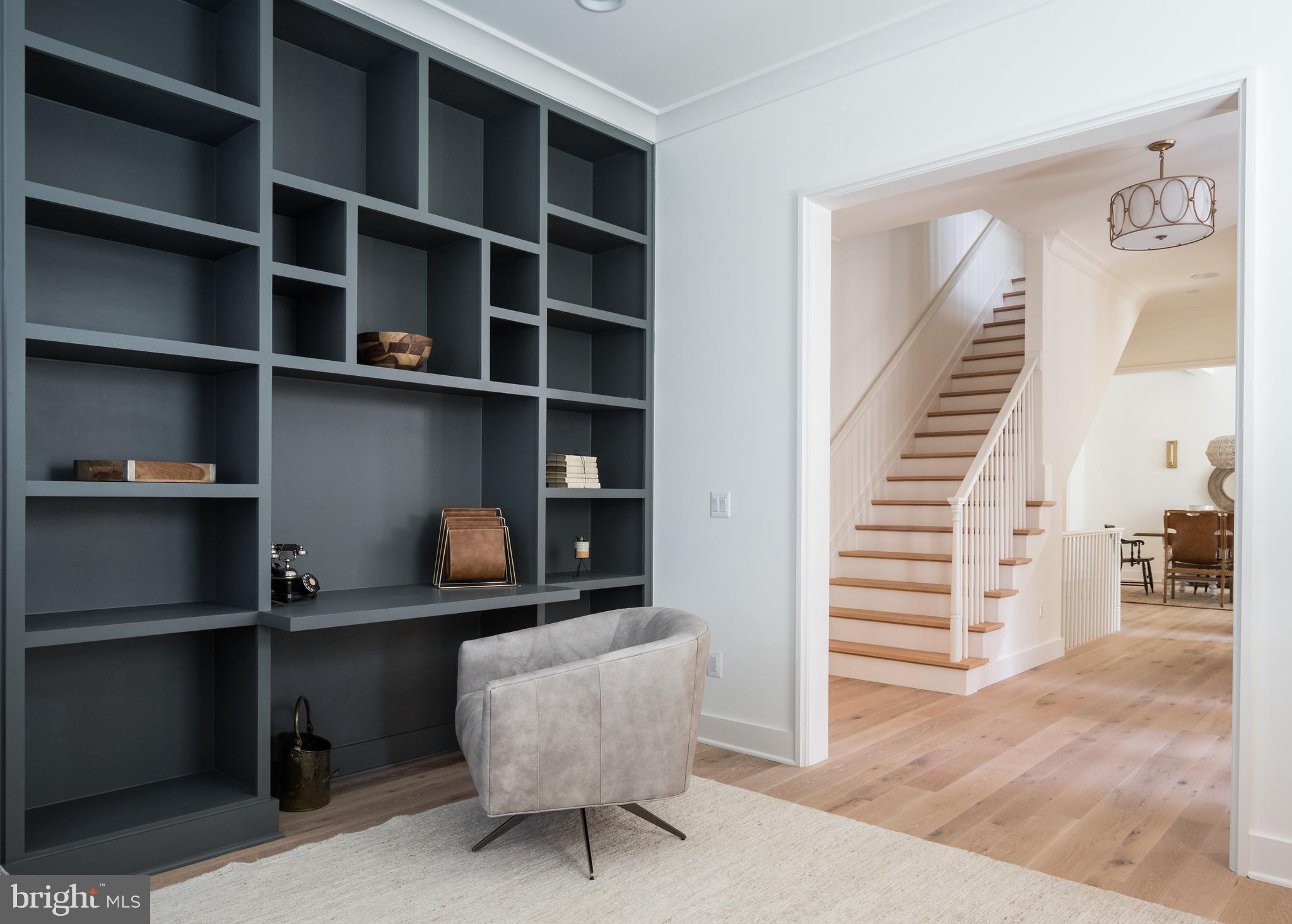 5703 A Ridgefield Road Bethesda, MD 20816 - Photo 14 of 47 Built-Ins convey