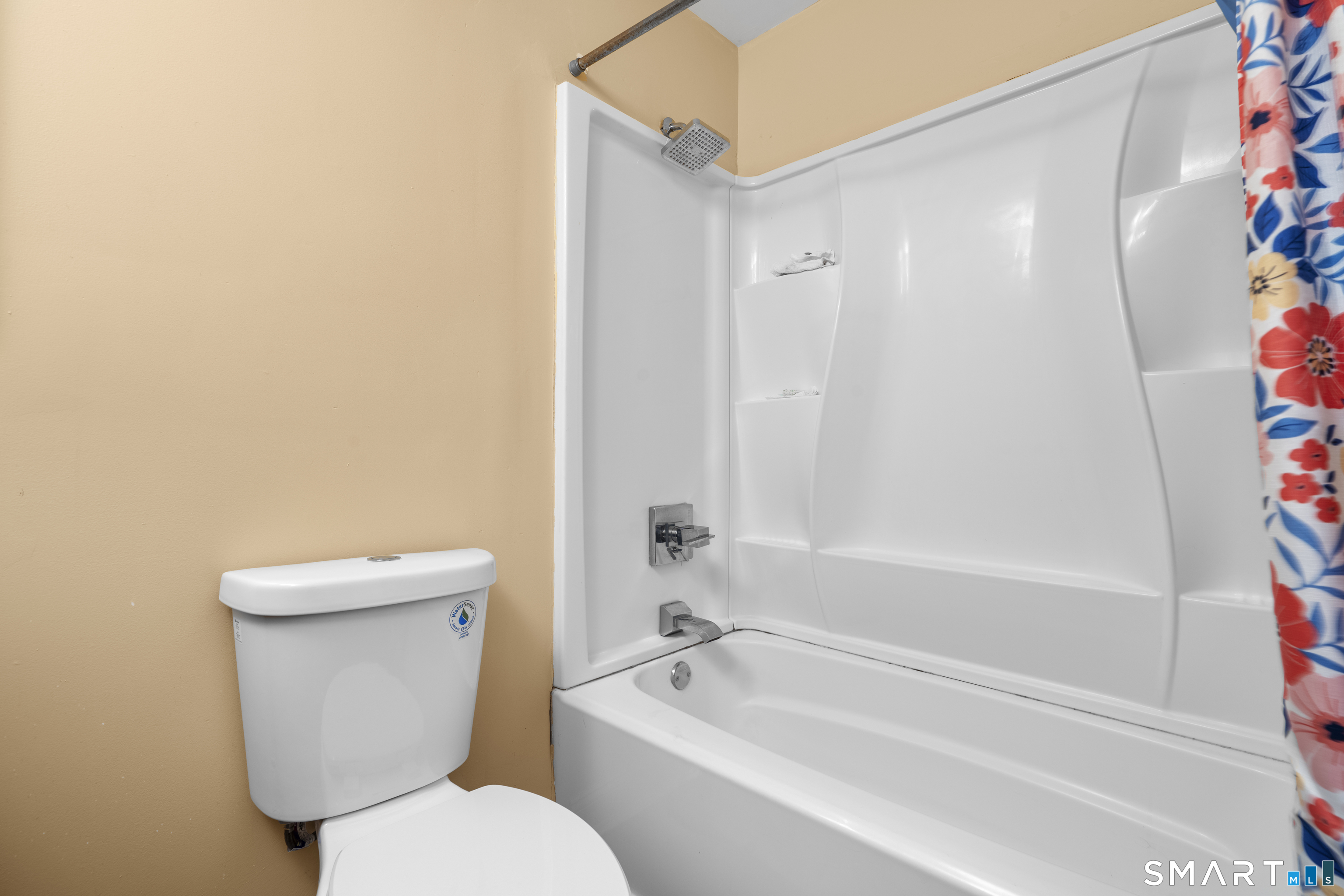 1 Walters Way Windsor, CT 06095 - Photo 23 of 39 UPPER LEVEL - FULL BATHROOM IN BEDROOM