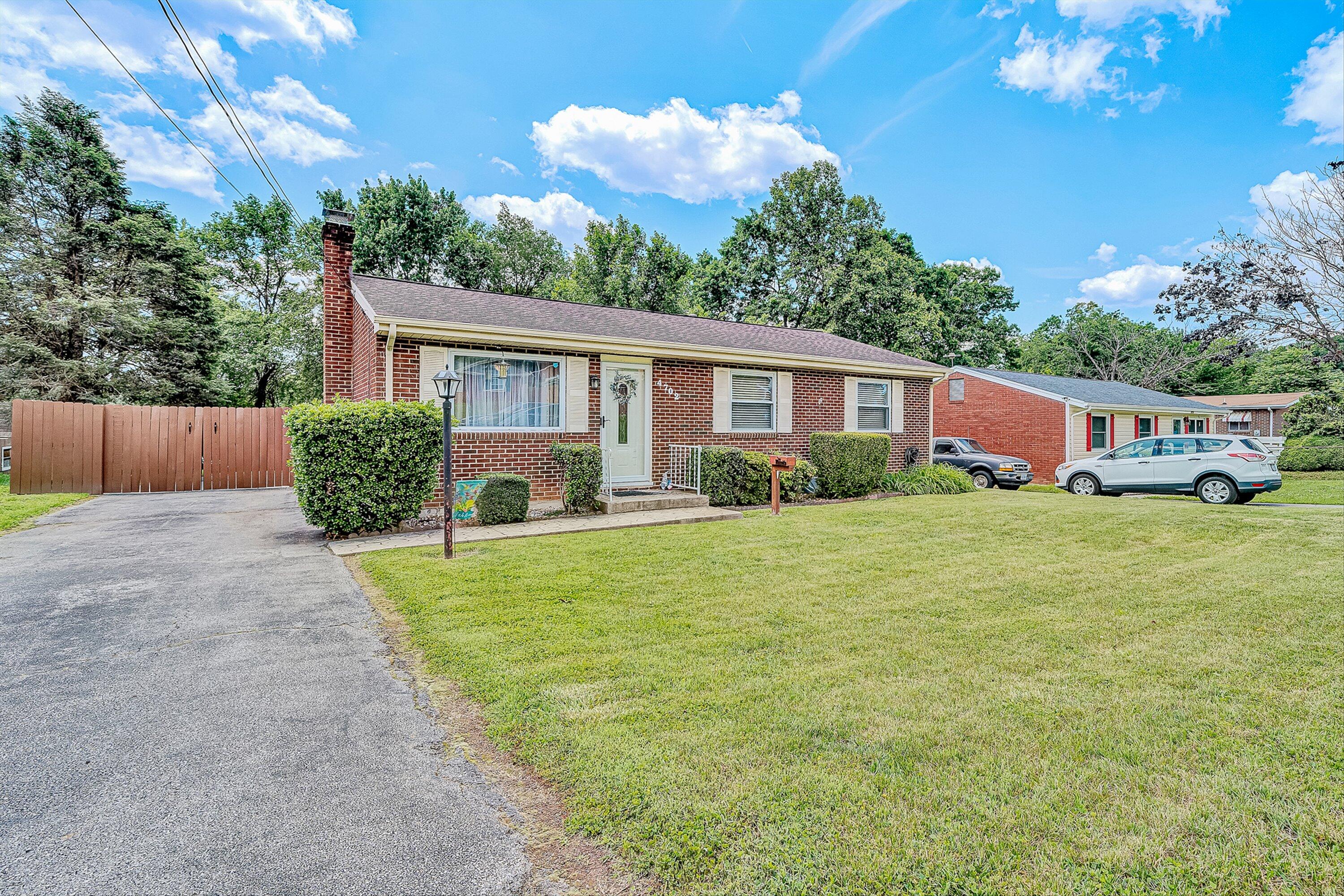 4702 Desi Road Northwest Roanoke, VA 24017 - Photo 3 of 34 02-VM-02133