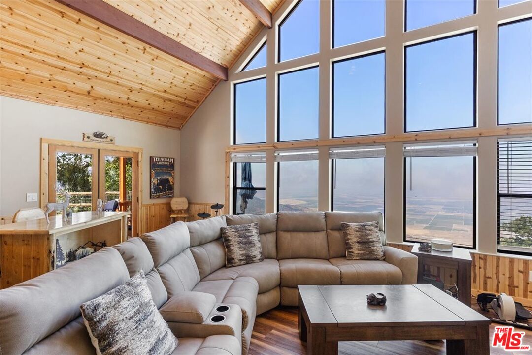 28081 Deertrail Drive Tehachapi, CA 93561 - Photo 6 of 31 a living room with furniture