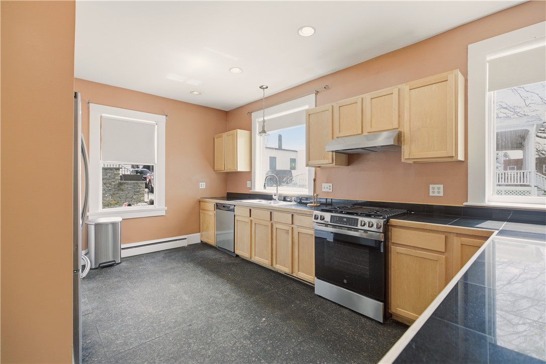 24 Spring Street Newport, RI 02840 - Photo 6 of 27
