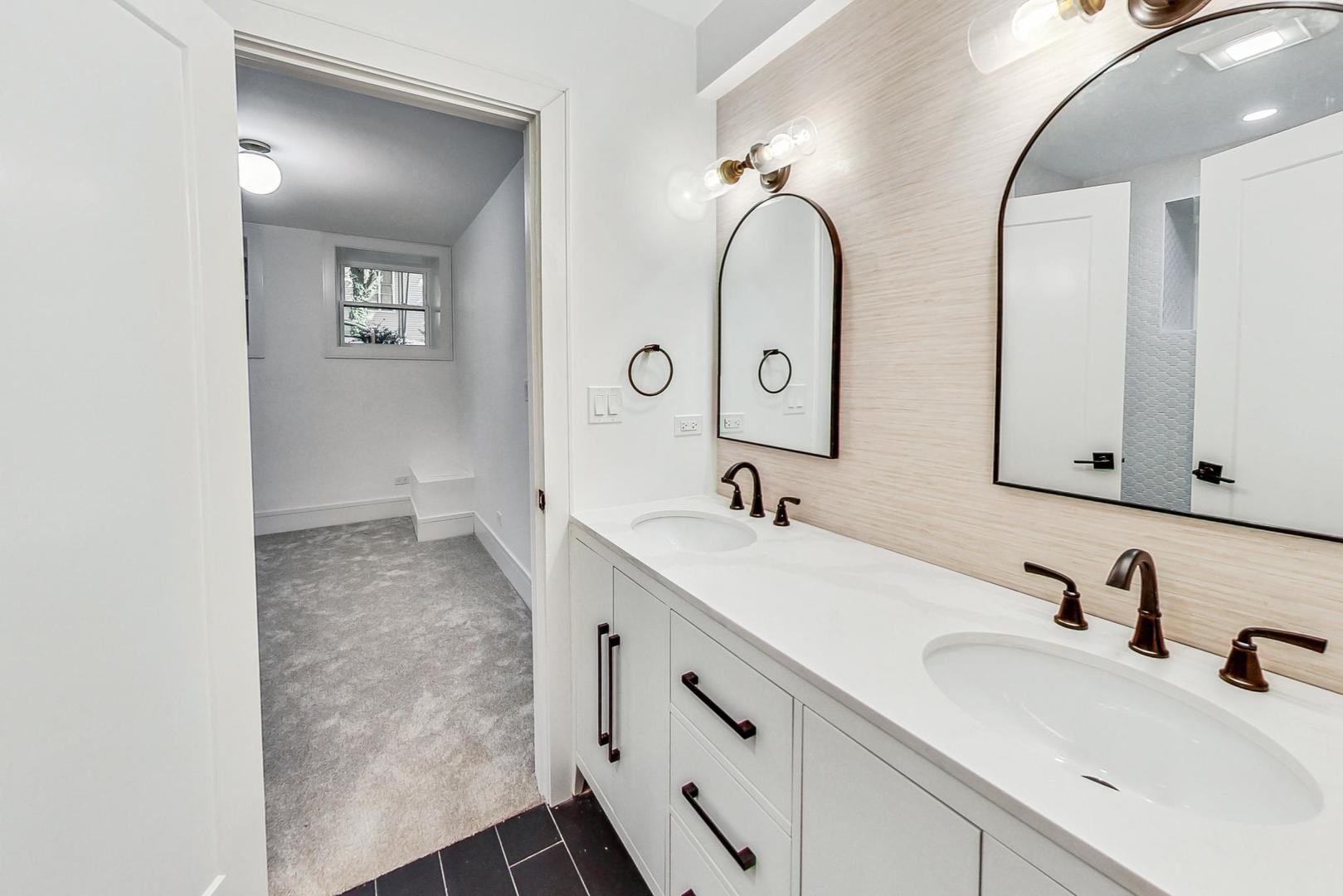 1619 West Byron Street Chicago, IL 60613 - Photo 33 of 42