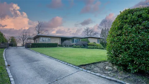 $8,999,000 | 20 Martin Court, Great Neck, NY 11024