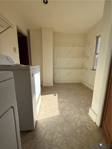 a view of empty room with a ceiling fan and window