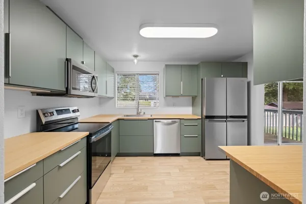 $3,800 | 4003 229th Place Southwest, Mountlake Terrace, WA 98043