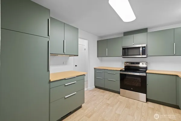 $3,800 | 4003 229th Place Southwest, Mountlake Terrace, WA 98043