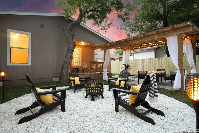 $1,250 | 230 East Thompson Place, San Antonio, TX 78225