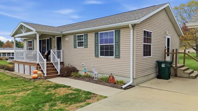 a view of a house with backyard and porch