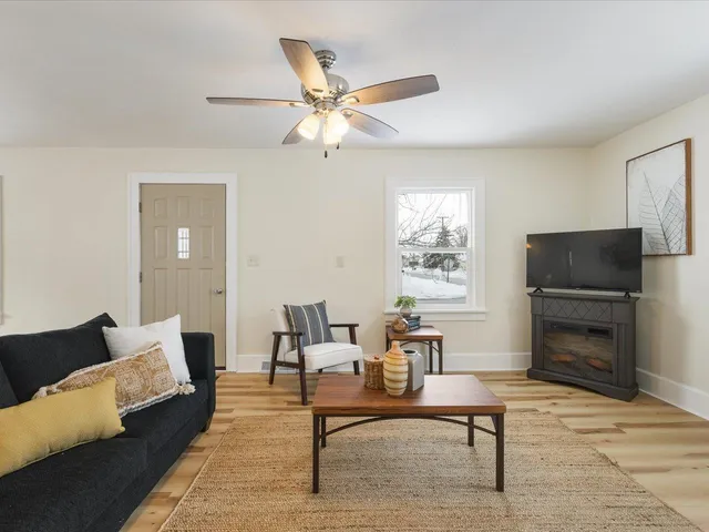 $1,900 | 7643 Rogers Street, Machesney Park, IL 61115