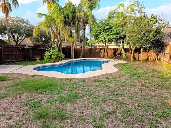 a view of a backyard