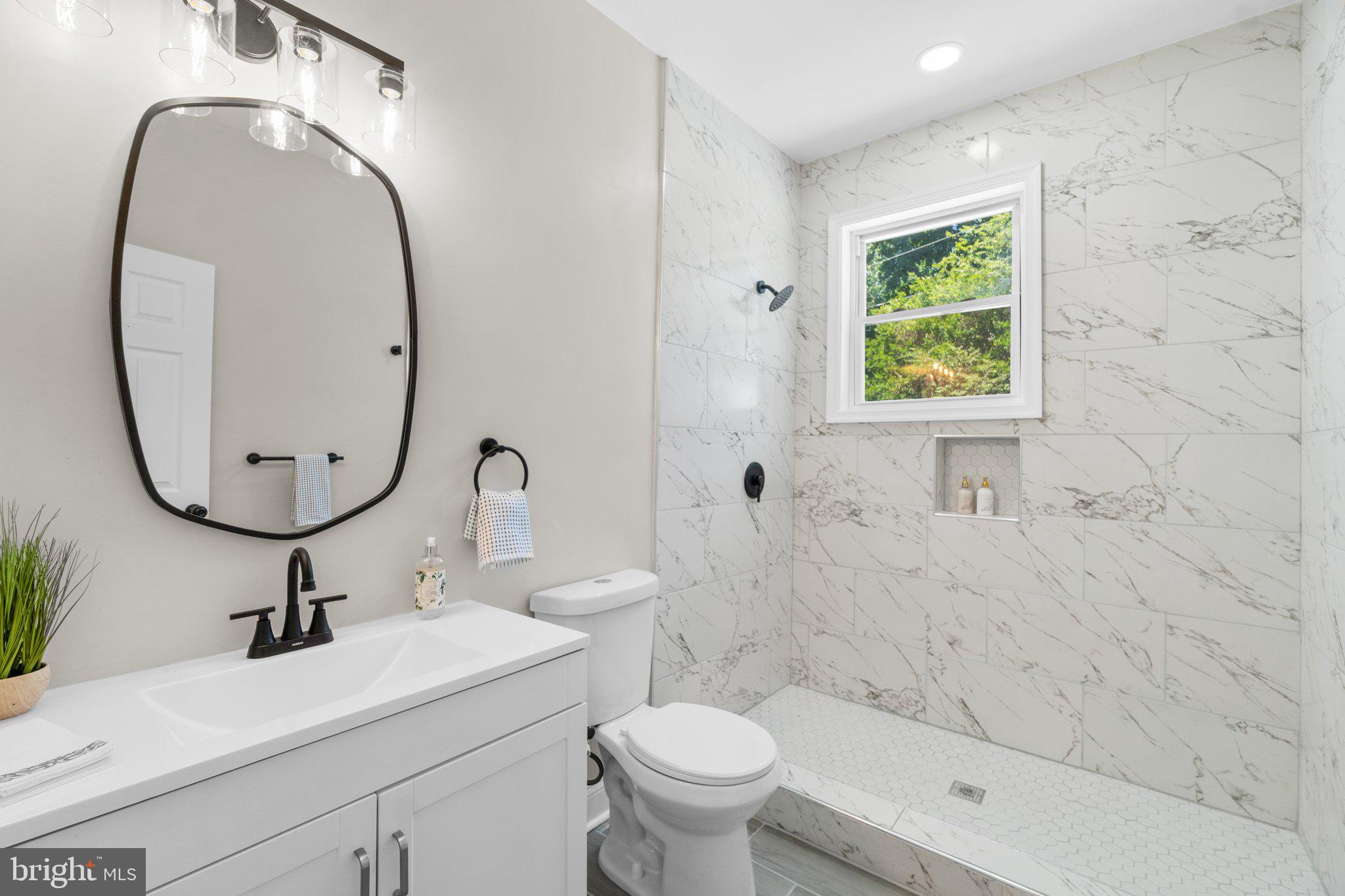 3815 Ridgecroft Road Baltimore, MD 21206 - Photo 11 of 29 Full bath on main floor