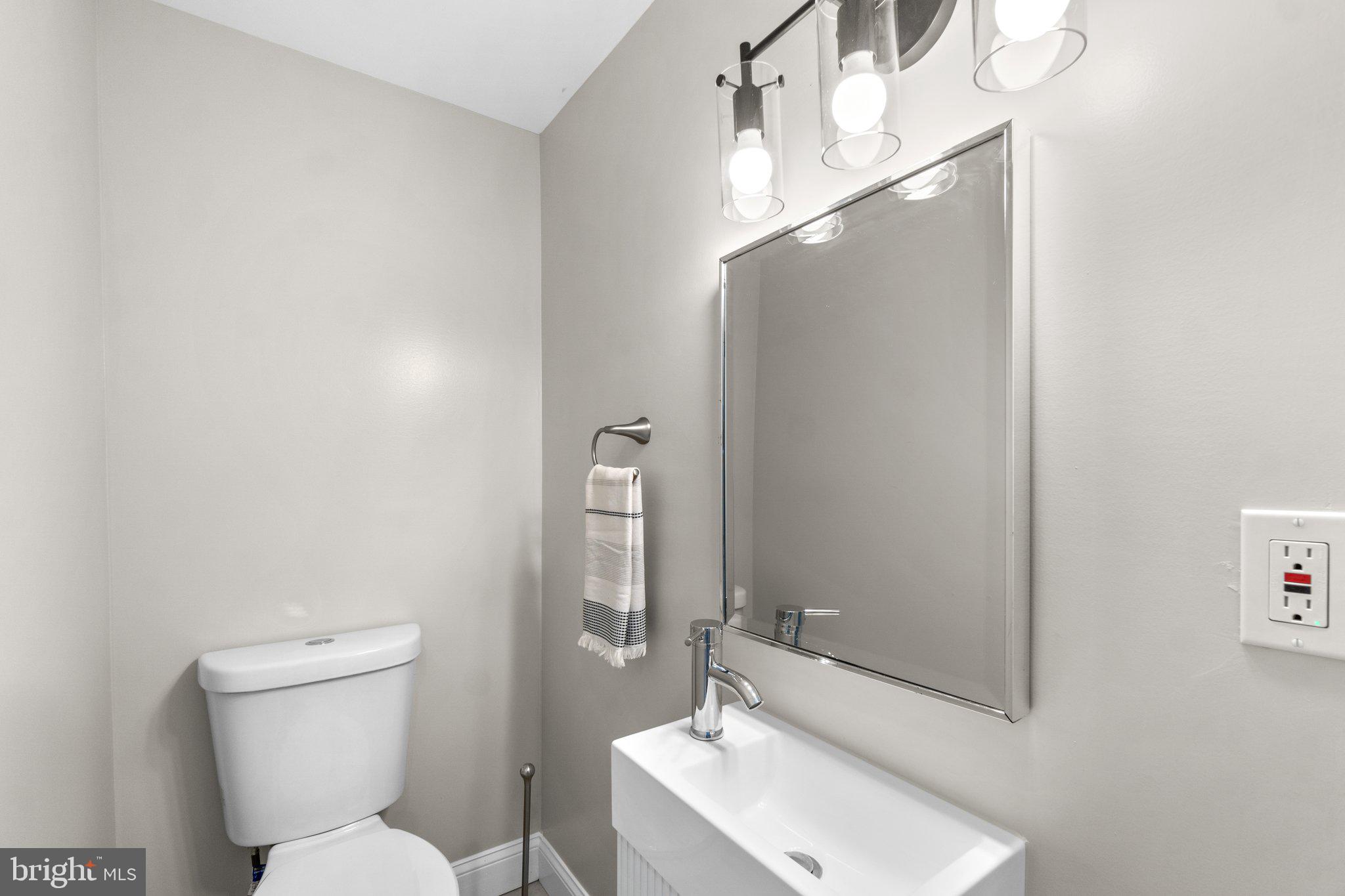 3815 Ridgecroft Road Baltimore, MD 21206 - Photo 9 of 29 Half bath on main floor