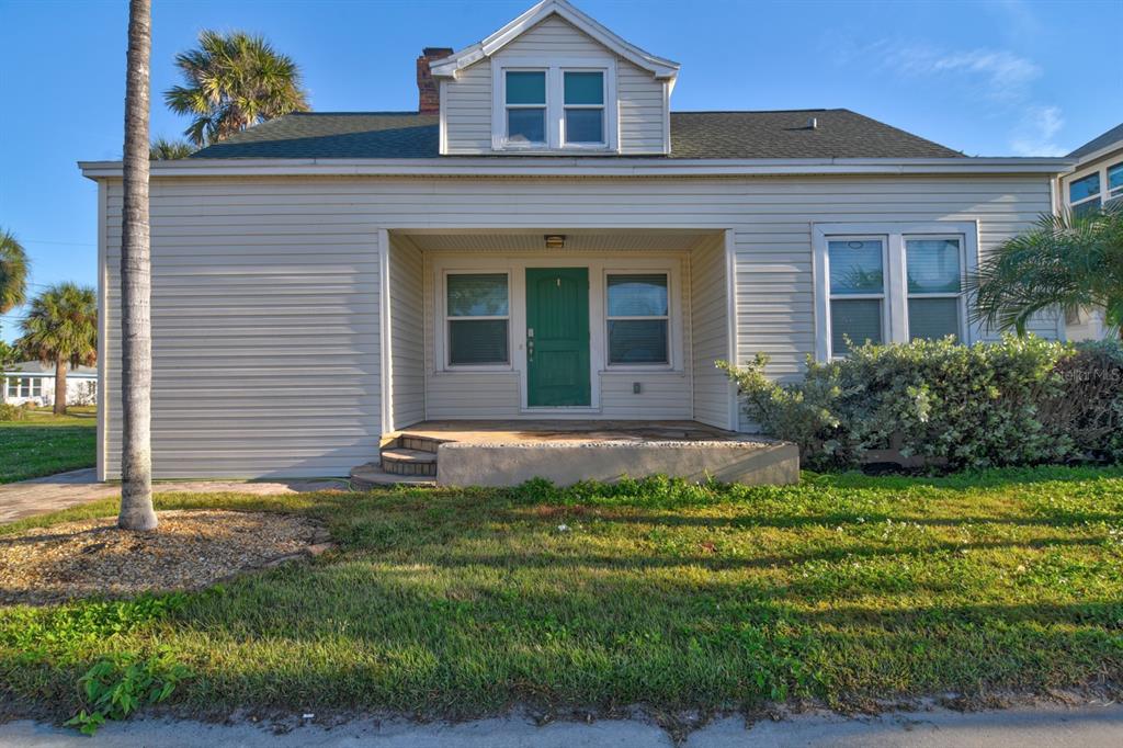 a view of a house with a yard