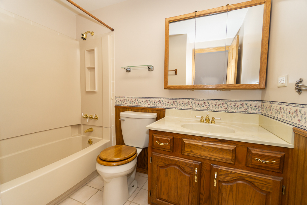 1908 Capri Lane Schaumburg, IL 60193 - Photo 25 of 39 a bathroom with a sink a toilet and a bathtub