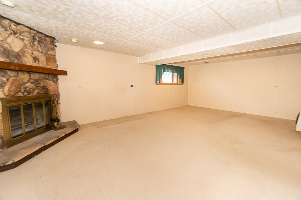 1908 Capri Lane Schaumburg, IL 60193 - Photo 27 of 39 a view of an empty room with glass door