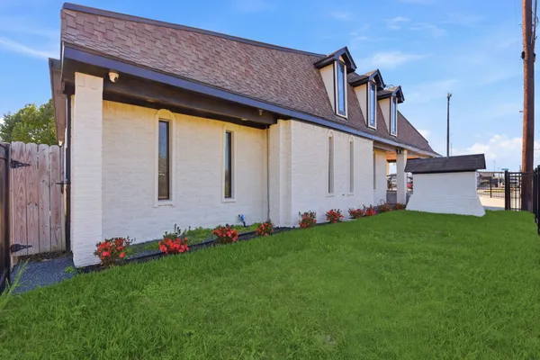 a view of a back yard of the house