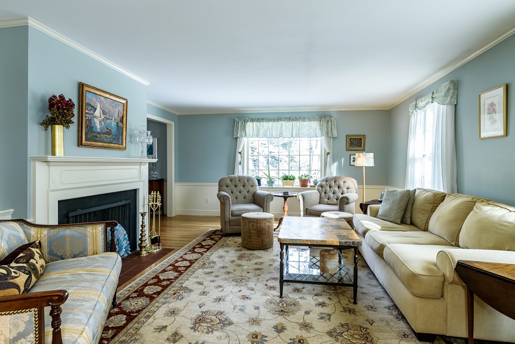 643 Boston Post Road Weston, MA 02493 - Photo 11 of 27