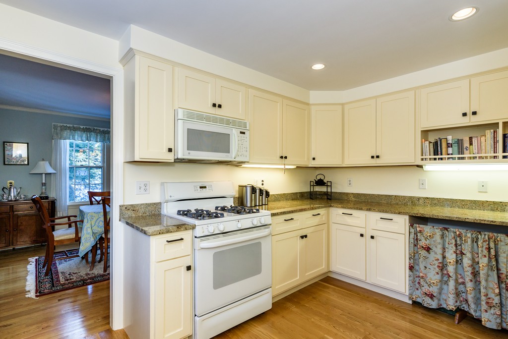 643 Boston Post Road Weston, MA 02493 - Photo 17 of 27
