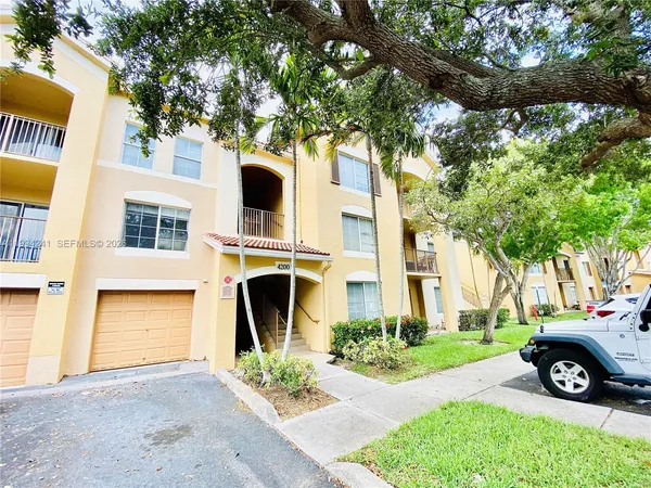 $2,000 | 4200 San Marino Boulevard, Unit 205, West Palm Beach, FL 33409