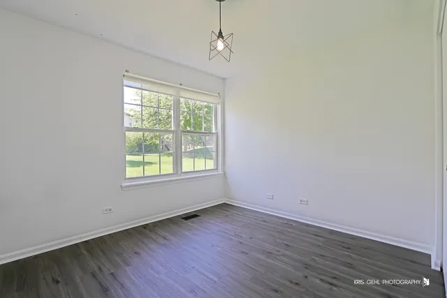 $2,300 | 211 Dogwood Court, Unit 211, Lindenhurst, IL 60046