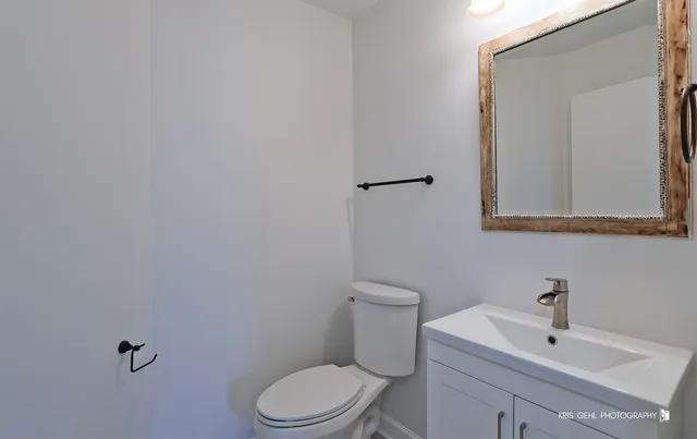 $2,300 | 211 Dogwood Court, Unit 211, Lindenhurst, IL 60046