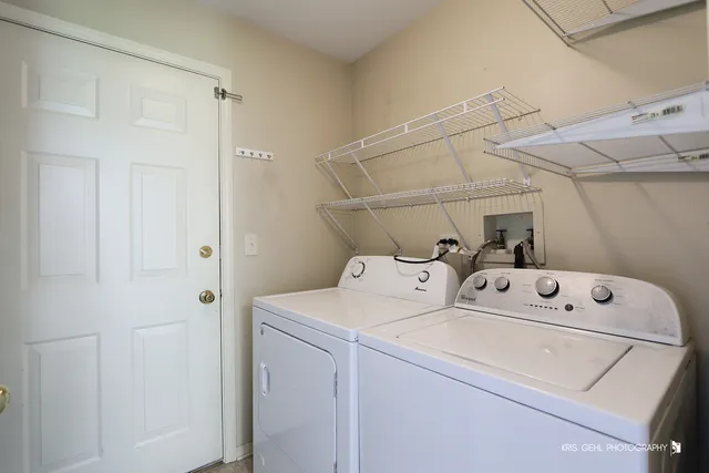 $2,300 | 211 Dogwood Court, Unit 211, Lindenhurst, IL 60046