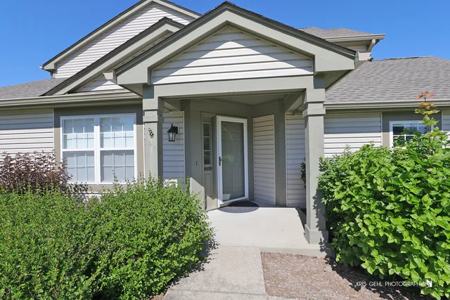 $2,300 | 211 Dogwood Court, Unit 211, Lindenhurst, IL 60046