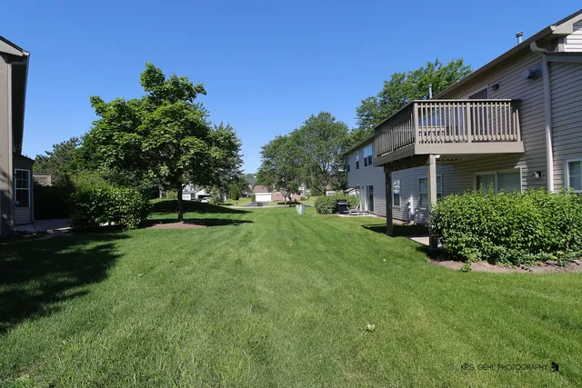 $2,300 | 211 Dogwood Court, Unit 211, Lindenhurst, IL 60046