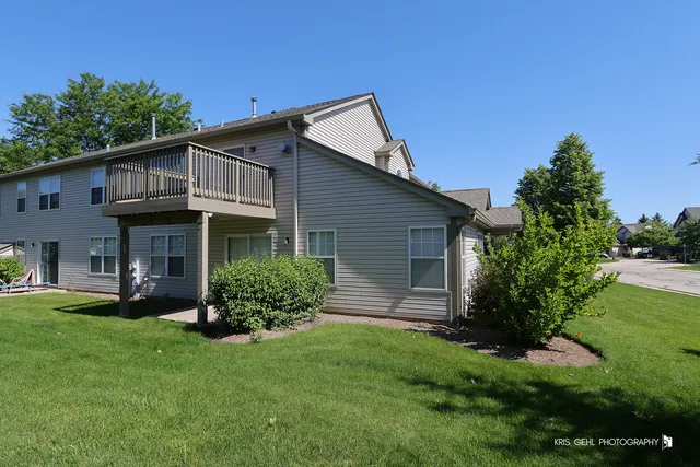 $2,300 | 211 Dogwood Court, Unit 211, Lindenhurst, IL 60046