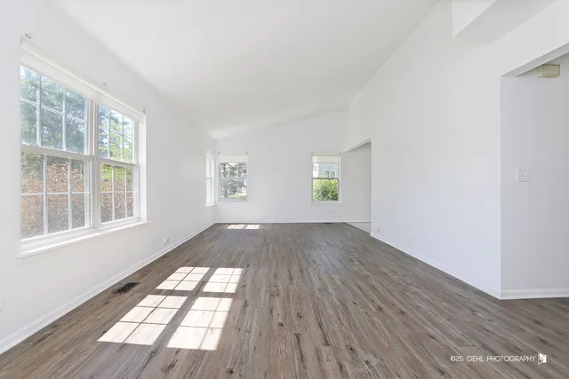 $2,300 | 211 Dogwood Court, Unit 211, Lindenhurst, IL 60046