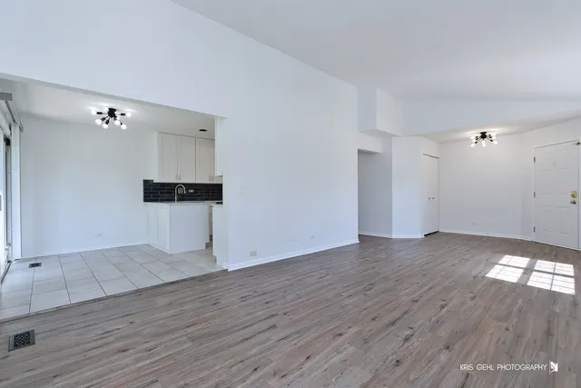 $2,300 | 211 Dogwood Court, Unit 211, Lindenhurst, IL 60046