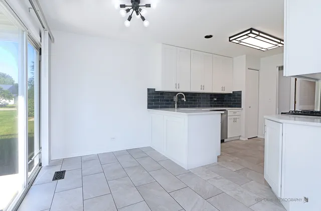 $2,300 | 211 Dogwood Court, Unit 211, Lindenhurst, IL 60046