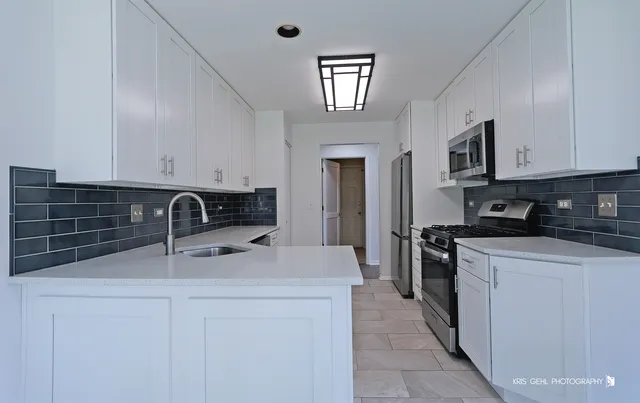 $2,300 | 211 Dogwood Court, Unit 211, Lindenhurst, IL 60046