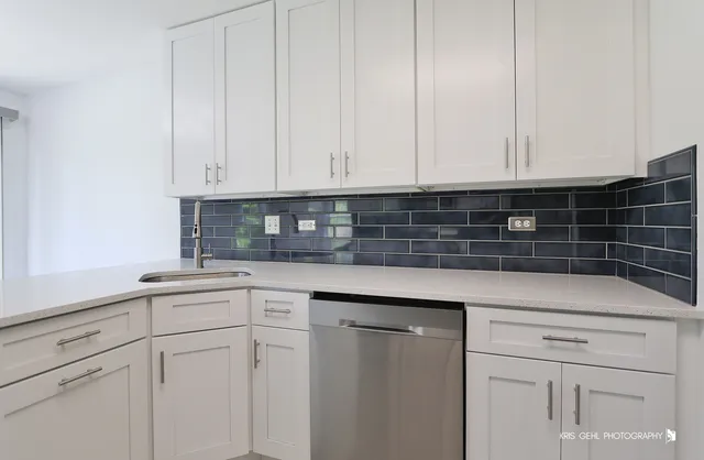 $2,300 | 211 Dogwood Court, Unit 211, Lindenhurst, IL 60046