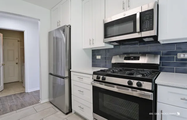 $2,300 | 211 Dogwood Court, Unit 211, Lindenhurst, IL 60046