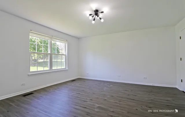 $2,300 | 211 Dogwood Court, Unit 211, Lindenhurst, IL 60046