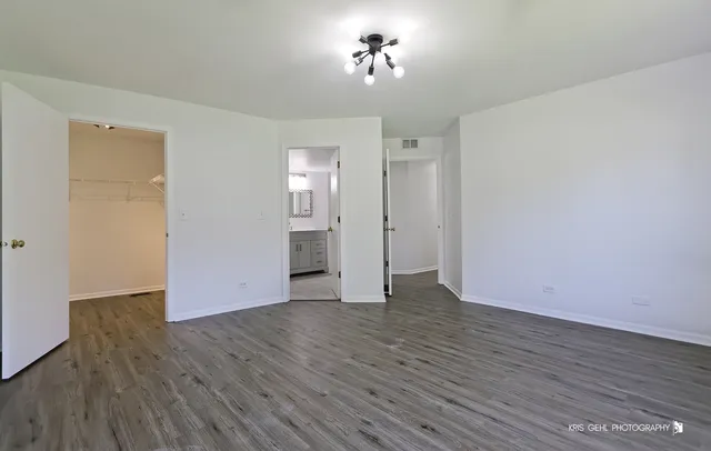 $2,300 | 211 Dogwood Court, Unit 211, Lindenhurst, IL 60046