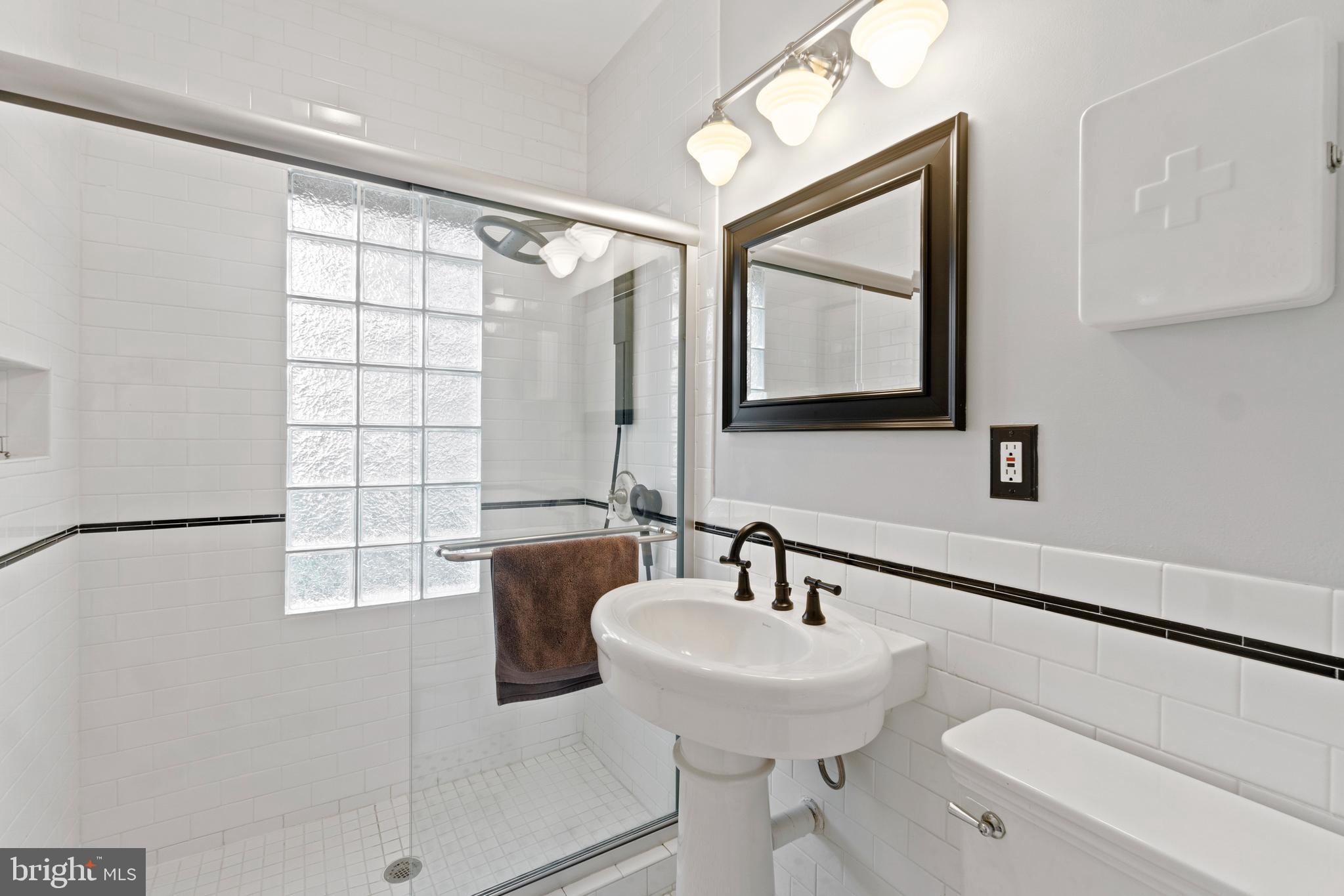 9409 Warren Street Silver Spring, MD 20910 - Photo 20 of 43 Full Bath off living room - 1st Floor