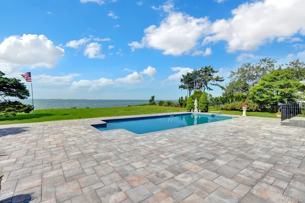 $4,800,000 | 6 Last Lane, Hampton Bays, NY 11946