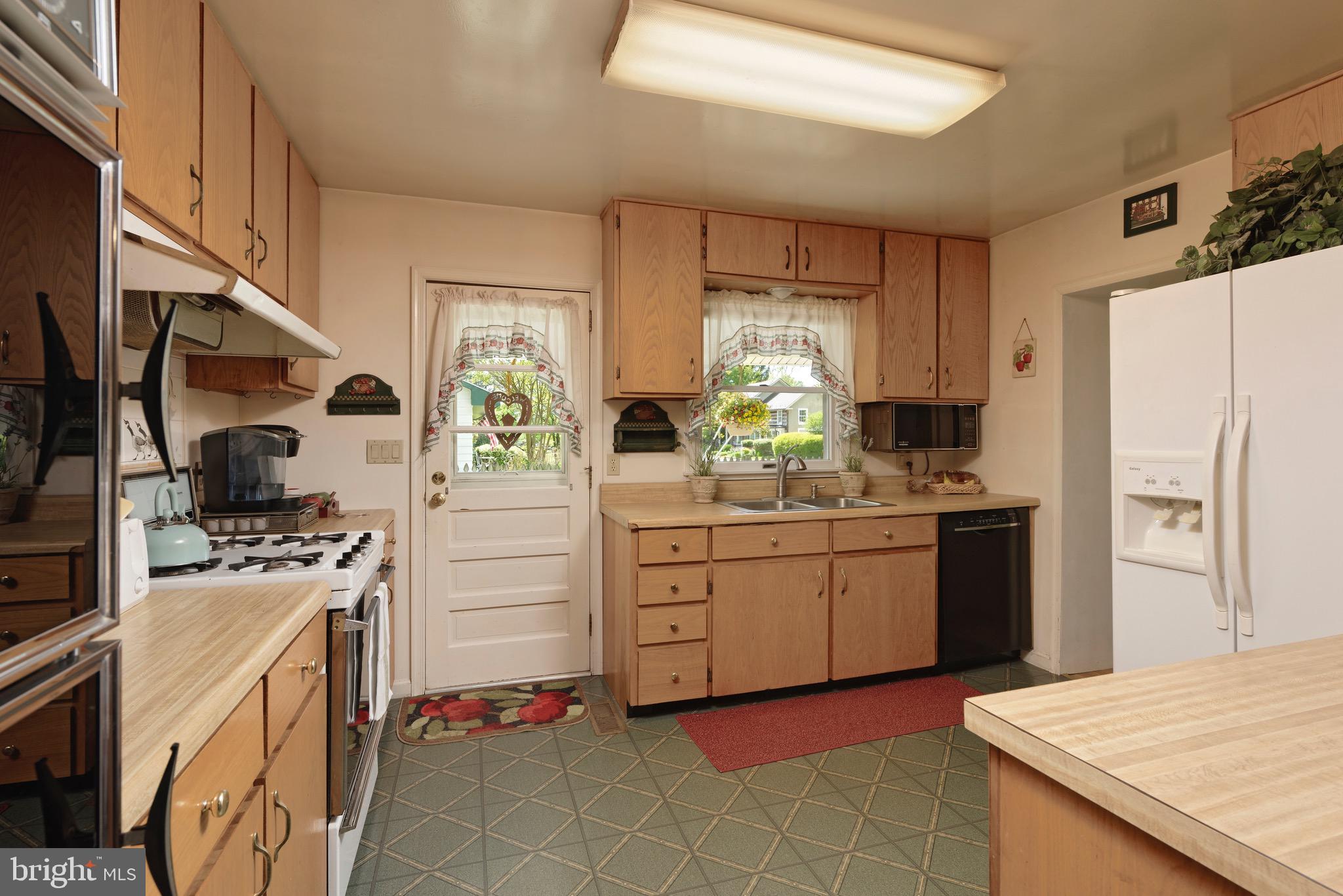 21088 Unison Road Middleburg, VA 20117 - Photo 4 of 66 a kitchen with a refrigerator stove and sink