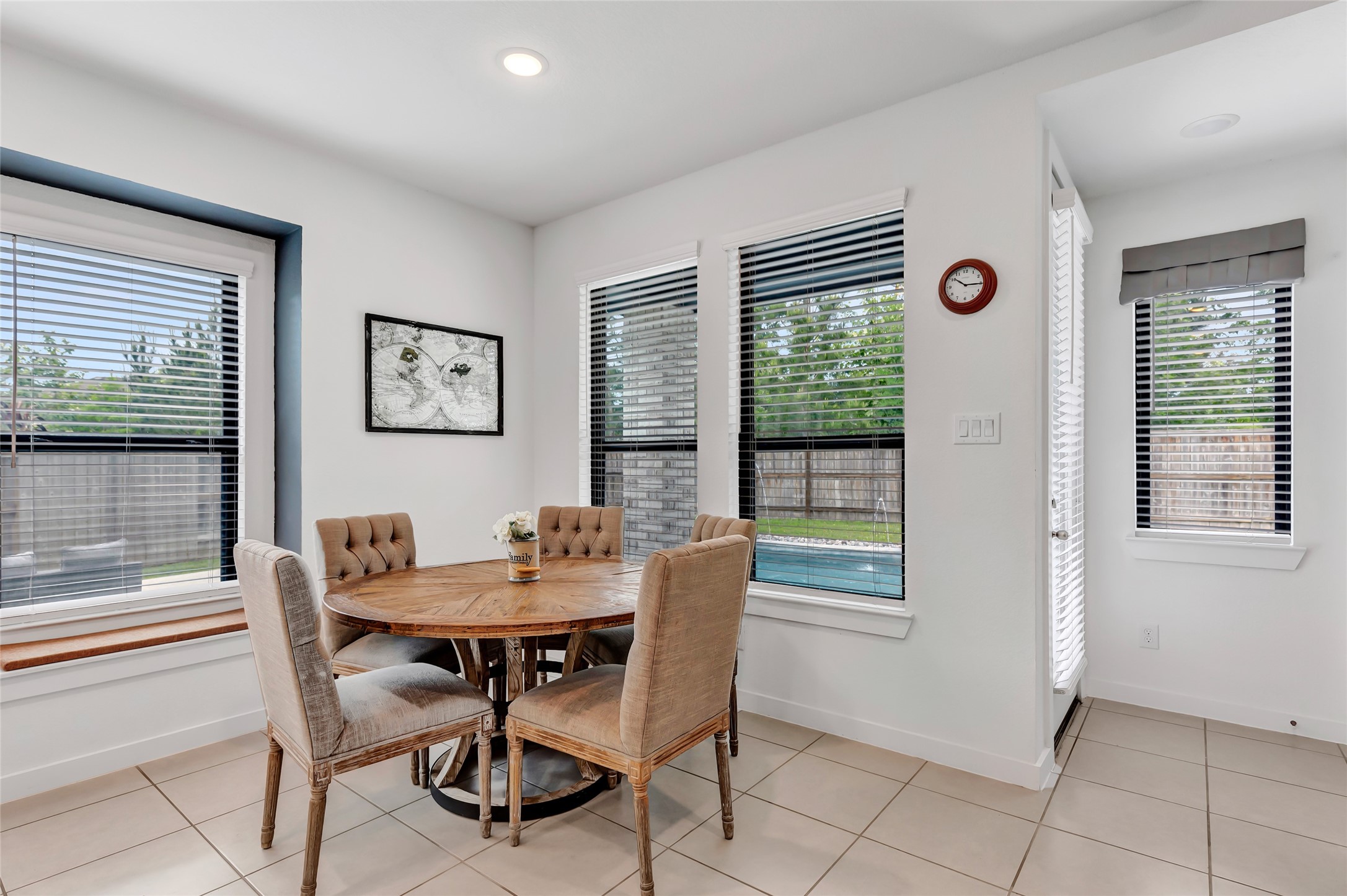 527 Chestnut Reef Court Conroe, TX 77304 - Photo 19 of 40 a dining room with furniture and windows